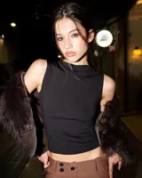 Musculosa negra con cuello alto y corte ajustado.