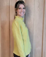 Camisa de manga larga con estampado de rayas verticales en tonos crudo y beige. Presenta cuello alto con volados, cierre frontal con botones dobles y puños con volados.