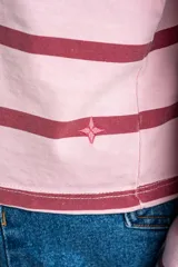 Sweater tipo polo de manga larga con diseño a rayas horizontales en tonos rosado y bordó. Presenta cuello camisero con solapa y cierre frontal parcial.