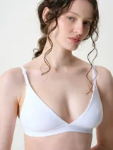 Bralette triangular blanco con copas removibles, sin aro, tirantes ajustables y broche en la espalda.