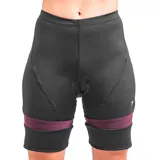 Calza ciclista corta de mujer, color negro, con banda ancha en el muslo de color bordó. Presenta costuras ergonómicas y un panel frontal con abertura para badana.