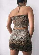 Minivestido marrón de satén con escote halter, abertura en el pecho y recortes laterales.