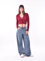 Remera crop top negra de manga larga, con escote en V y detalle de frunce ajustable con lazo en el frente.