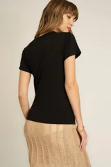 Remera básica de corte entallado en color blanco, con cuello redondo y mangas cortas.