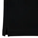 Remera polo Lacoste de manga corta color negro, con cuello camisero, cierre frontal de dos botones y bordado distintivo de la marca con texto en el pecho.
