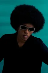 Lentes de sol rectangulares color verde agua con protección UV.