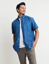 Camisa azul con estampado de lunares blancos, de manga corta y corte clásico.