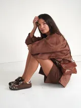 Championes de gamuza color azul marino con estampado animal print en marrón y negro.