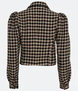 Blazer corto de tweed con estampado de cuadros pied-de-poule, cuello solapa, mangas abullonadas y cierre con doble botón.