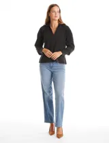 Buzo de punto suave marca Cyrus, color blanco, con cuello solapa y escote en V. Presenta diseño de hombros caídos, mangas 3/4 con puños largos de tejido rib al tono y corte holgado con tajos laterales en el ruedo.