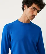 Suéter de punto fino con cuello redondo y manga larga, de corte slim y diseño liso.