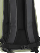 Mochila impermeable de la línea Waterproof de Rockford, confeccionada en lona PVC color verde militar y negro, con el logo RKF impreso en el frente y un bolsillo vertical con cierre termosellado.