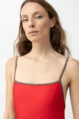 Malla enteriza roja con breteles finos en contraste y espalda baja.