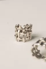 Anillo de plata 925 con diseño de cerco tejido.