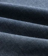 Pantalón masculino de corte relajado confeccionado en tejido oxford de algodón. Presenta cintura con trabillas y lazo ajustable, bolsillos laterales y traseros.