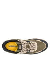 Sneakers Caterpillar modelo Pause Retro Leather, confeccionados en una combinación de gamuza y lona, en tonos verde militar, beige y negro, con suela de goma texturizada y cordones planos estampados.