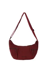 Bolso morral bordó de diseño curvo y holgado, con correa ajustable larga y dos bolsillos frontales con cierre.