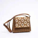 Bandolera de yute color camel con solapa con diseño geométrico en tonos beige y camel. Tiene correa larga regulable de cuero sintético color marrón.