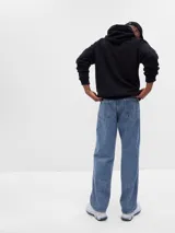 Jean baggy de hombre en tono azul clásico (medium wash), de corte amplio y relajado en las piernas.