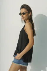 Blusa blanca sin mangas con escote en V y abertura frontal.