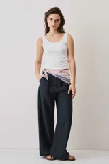 Musculosa blanca de corte clásico, con escote redondo y tirantes anchos.