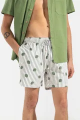 Short de baño blanco con rayas verticales finas color verde oliva y estampado de flores de sol en verde oliva.