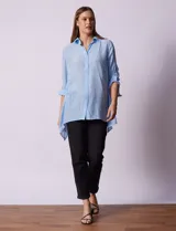 Camisa larga de rayón, con cuello clásico, cierre frontal con botones y mangas regulables con presilla. Presenta un diseño holgado con tajos laterales en el ruedo.