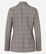 Blazer femenino de corte acinturado confeccionado en tejido punto roma con estampado de cuadros. Presenta solapas estructuradas, cierre frontal de doble botonadura, mangas con botones decorativos y recortes traseros.