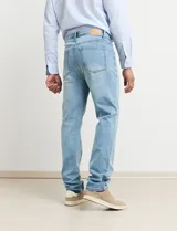 Pantalón de jean de corte recto, color azul.