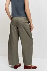 Pantalón wide leg verde militar con bolsillos laterales y cierre frontal con botón y cremallera.