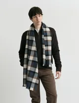 Cardigan de punto color azul marino, con cuello alto y cierre frontal parcial. Presenta diseño de punto inglés en cuerpo y mangas, con terminaciones en punto canalé en cuello y puños.