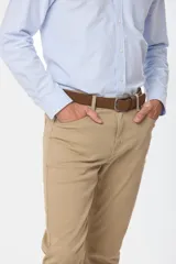 Pantalón de gabardina azul marino, corte recto, con cinco bolsillos y cierre frontal con botón y cremallera.