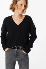 Sweater de tejido de punto fino en color beige, con silueta holgada, cuello en V y diseño de textura ramificada en relieve.