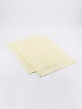 Individuales rectangulares de tejido rústico color crema.