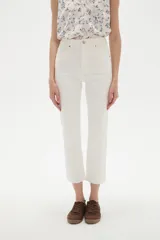 Pantalon jean de corte recto y tiro alto, color negro, con bolsillos laterales y traseros.