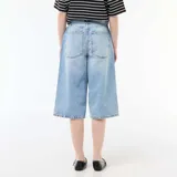 Bermuda de jean de tiro alto con cintura paperbag y lazo ajustable, corte ancho y largo por debajo de las rodillas.