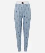 Pantalón de pijama tipo jogger confeccionado en tejido rib, color celeste con estampado de Los Ositos Cariñositos. Presenta cintura elástica y puños ajustados en los tobillos.