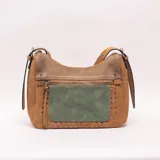 Bandolera de cuero sintético en color caqui con detalles en marrón claro y un bolsillo frontal en tono verde con tachas metálicas plateadas. Cuenta con cierre superior y correa ajustable.