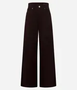 Pantalón wide leg color crudo confeccionado en sarga con pespuntes contrastantes, cintura alta con trabillas, cierre por botón y cremallera, bolsillos delanteros y traseros.