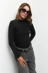 Polera de tejido de punto color rojo con cuello alto.