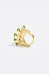 Anillo dorado con forma de flor y esmalte verde.