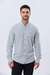 Camisa de lino a rayas verticales blancas y azules, de manga larga, con cuello mao y cierre frontal de botones.