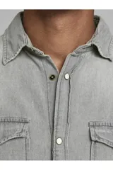 Camisa de denim gris con cuello clásico, cierre con botones y corte slim fit.