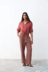 Camisa de lino color terracota, con cuello clásico, bolsillo frontal, mangas largas con opción de arremangar y cierre frontal con botones.