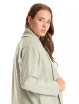 Cardigan abierto de textura suave, con mangas largas de hombros caídos y bolsillos laterales discretos.