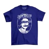 Remera azul de manga corta con estampado gráfico frontal en color blanco que presenta la icónica imagen de la Reina Isabel II con los ojos y la boca cubiertos por bandas con el texto 'God Save The Queen' y 'No Future', junto al logo de la banda Sex Pistols.