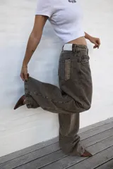 Jean de mujer color gris oscuro con efecto acid wash, de corte holgado y tiro bajo.