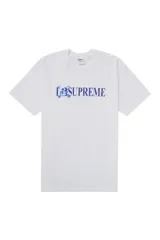 Remera de manga corta color blanco con estampado gráfico frontal en tonos azules que incluye el logo de la marca Supreme y una calavera.