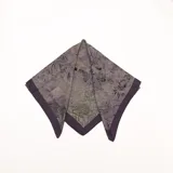 Pashmina cuadrada en tonos gris y violeta con diseño estampado de estilo botánico y un borde liso en color morado oscuro.