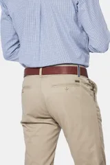 Pantalón gris de gabardina, corte clásico, con bolsillos laterales y traseros.